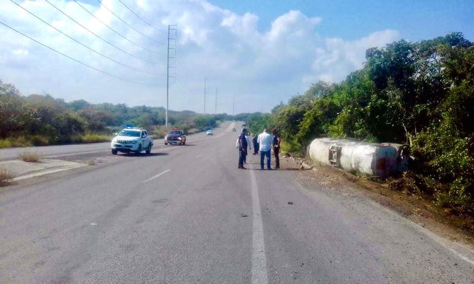 Volcadura de la pipa con 35 mil litros de diésel (Foto/Sandra Sosa)