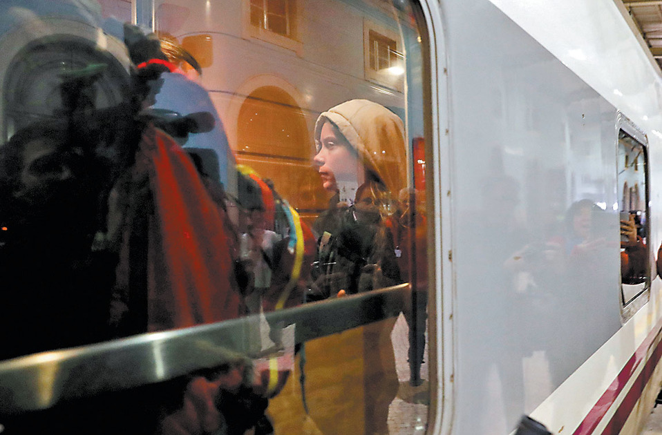 La activista de 16 años viajó en tren eléctrico desde Lisboa. (AFP)