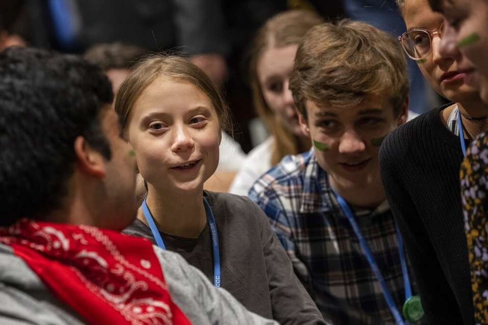 La activista por el clima Greta Thunberg habla con otros jóvenes activistas durante la cumbre COP25 en Madrid. (AP)
