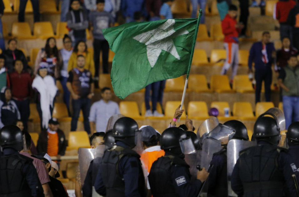 Aficionados se enfrascaron en una bronca con policías (Imago7)