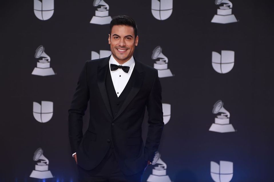 Carlos Rivera manda pizzas a fans que hacían fila para verlo (Instagram).