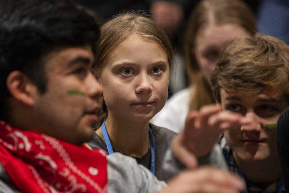 Greta Thunberg habla con otros activistas durante la COP25, en Madrid. (AP)
