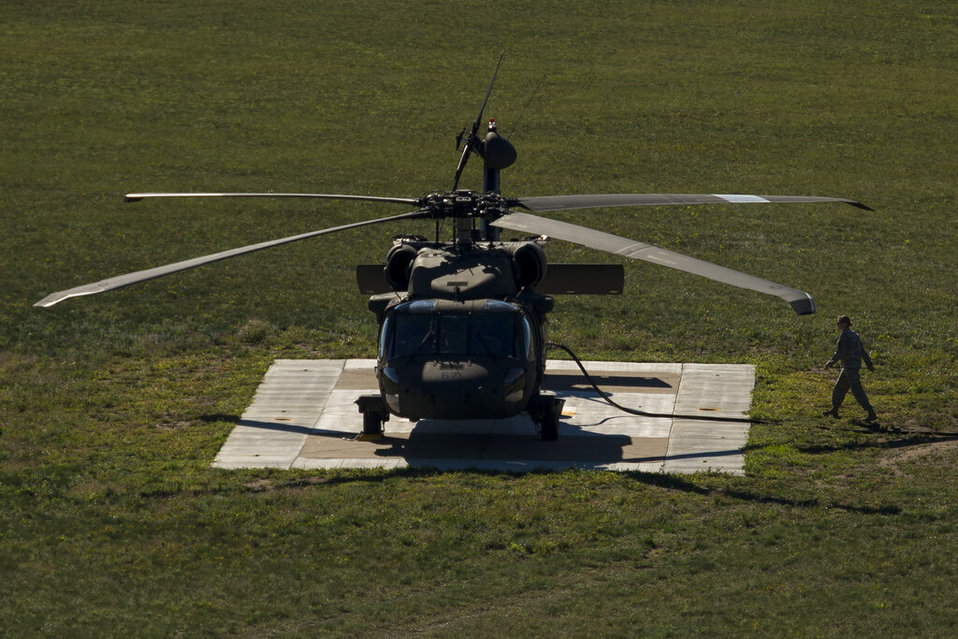 Un helicóptero Black Hawk reabastecido de combustible en Camp Ripley en el norte de Minnesota. (AP)