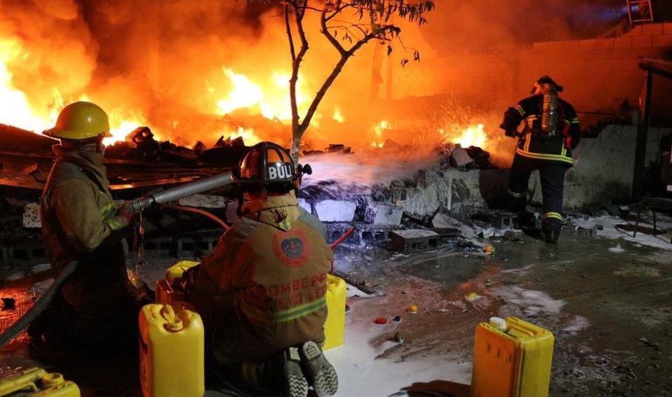 El incendio se registró en colonia Niño Artillero, en el municipio de Monterrey. (Foto: Especial)