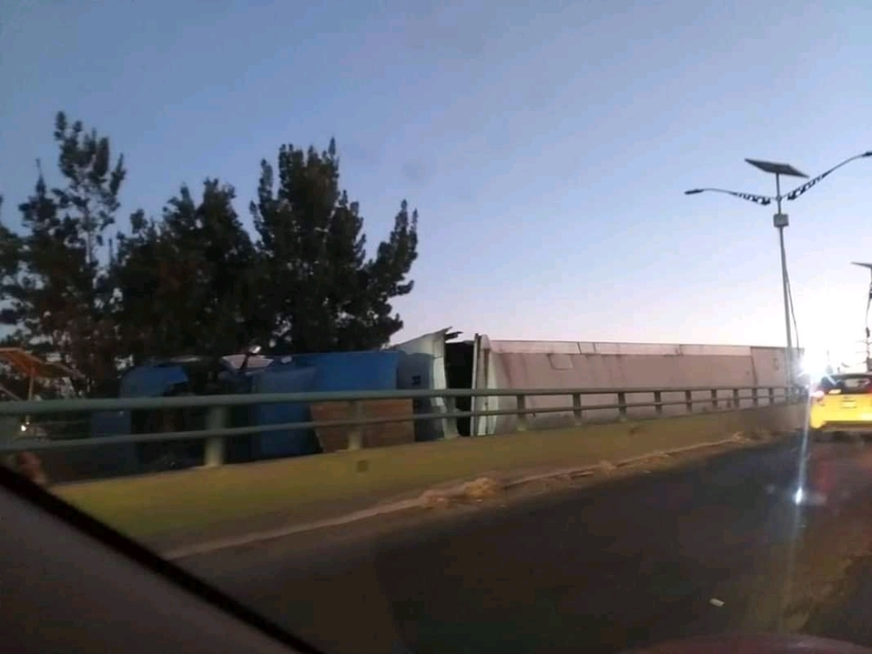 La unidad pesada obstruye los dos carriles. (Especial)