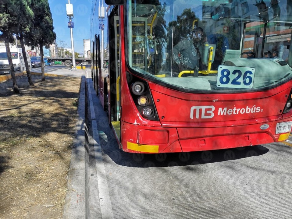 El Metrobús chocó con el auto en el cruce de Misterios y Circuito Interior. |   Jorge Becerril