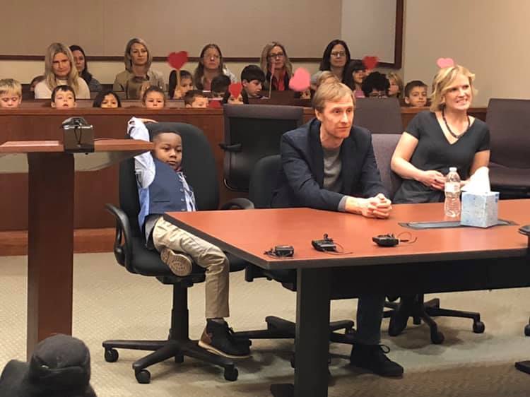 Michael está junto con sus padres mientras sus compañeros lo apoyan desde detrás (Facebook  Kent County Courty).