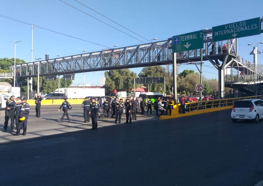 Policías de CdMx resguardan AICM por posible bloqueo de federales. | Jorge Becerril