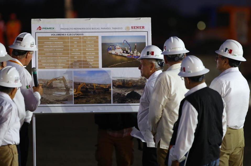 El Presidente revisando los avances de3 las obras en la refinería de Dos Bocas (Hector Tellez)
