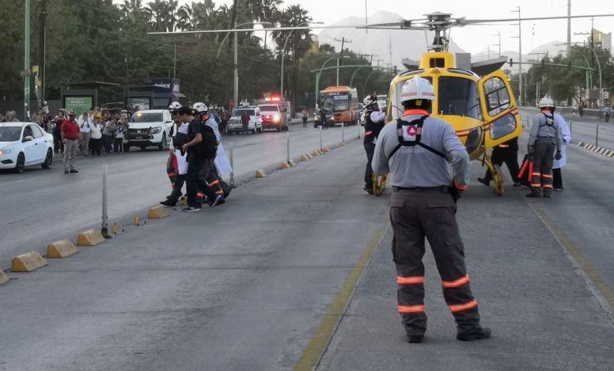 En punto de las 17:00,  el helicóptero aterrizó en los carriles de la Ecovía de la avenida Lincoln. (FOTO: Alexandra Amao)
