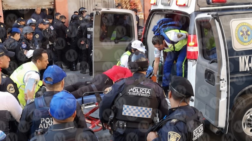 Al menos dos personas fueron trasladadas a un hospital. (Jorge Becerril)