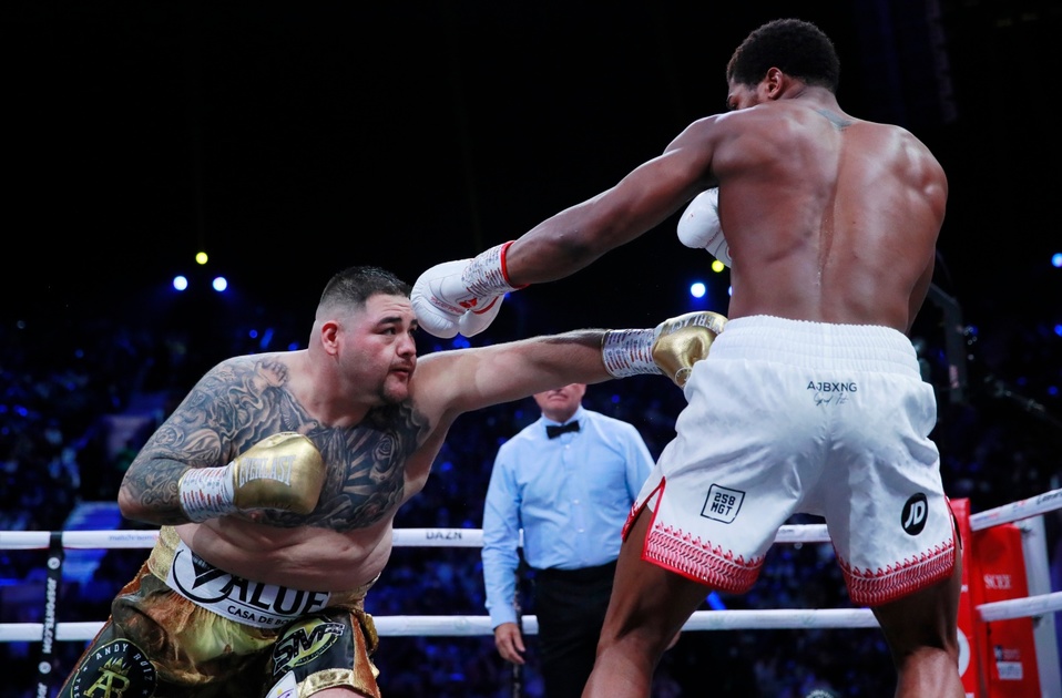 Andy Ruiz y Anthony Joshua en el primer round de la pelea en Arabia Saudita. (Reuters)
