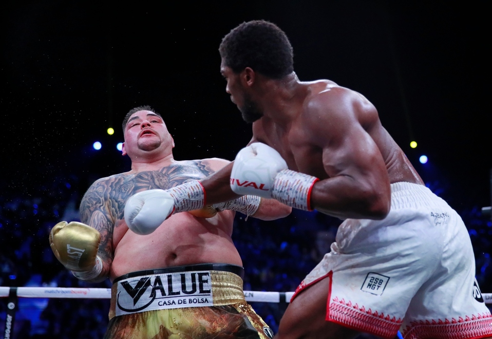 Andy Ruiz esquiva un golpe de Anthony Joshua durante su pelea. (Reuters)