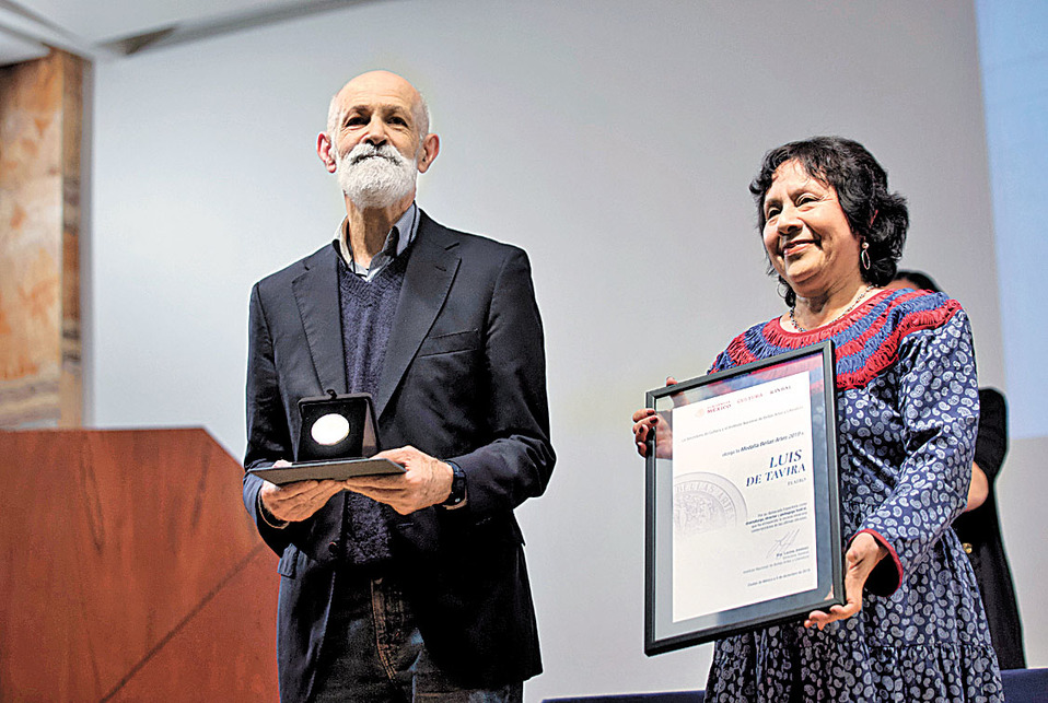 El galardonado con Lucina Jiménez, directora del Instituto Nacional de Bellas Artes. (Octavio Hoyos)