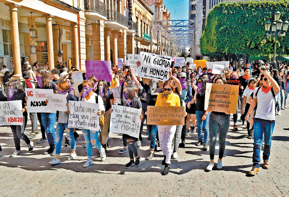 En Guanajuato padres de familia acompañaron a los jóvenes en la protesta contra la inseguridad. (Especial)