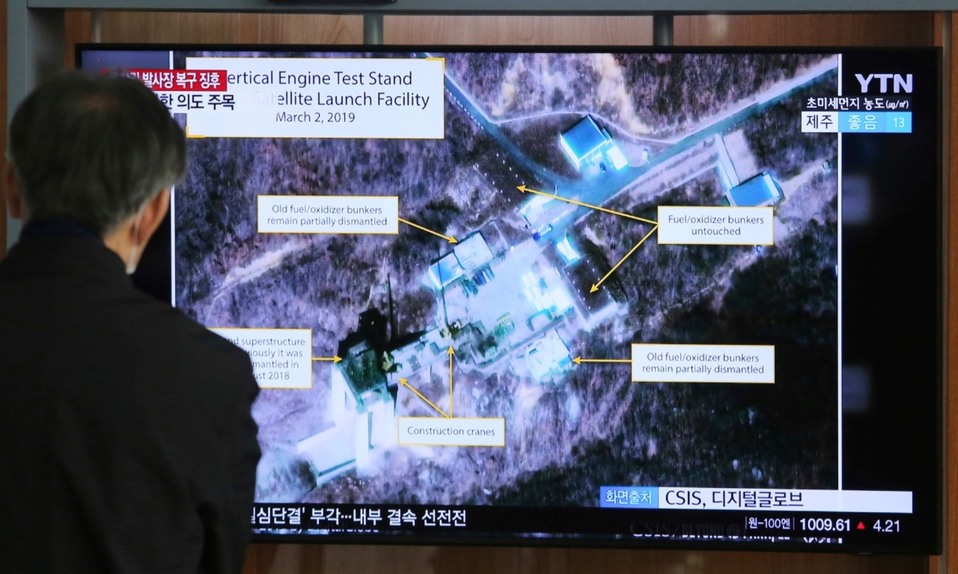 Imagen televisiva de la estación de lanzamiento de satélites Sohae, en Corea del Norte. (AP)