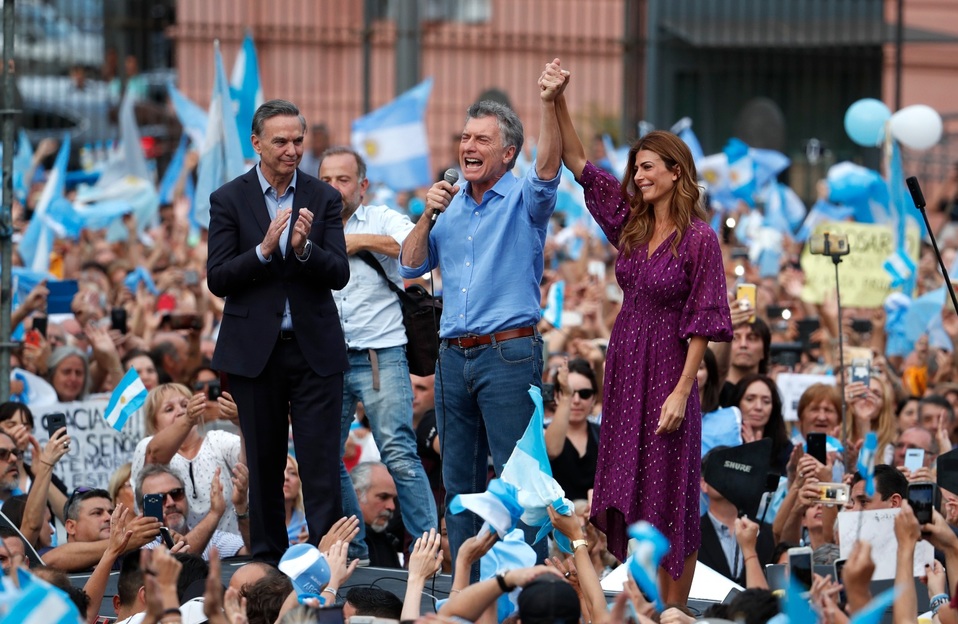 Macri saludó y se tomó fotos con sus miles de simpatizantes que se reunieron en Buenos Aires para despedirlo. (AP)