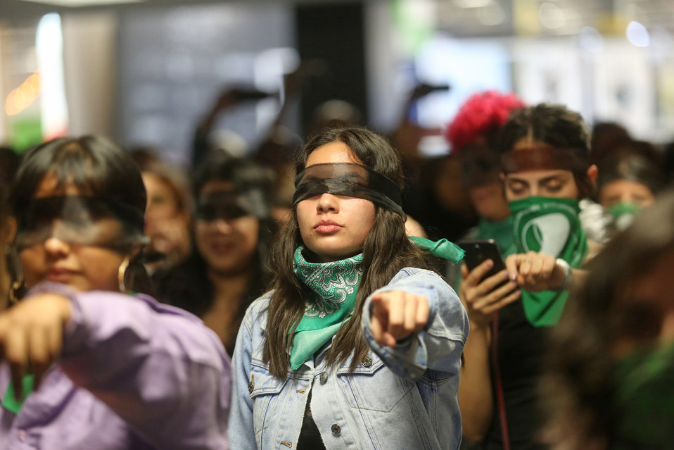 Las mujeres se apostaron en los accesos al área Internacional (Fernando Carranza)