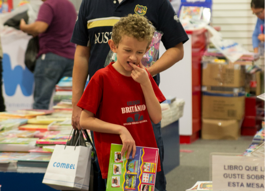 Un niño entre libros es un niño feliz. (Foto: Paula Vázquez Córdova)