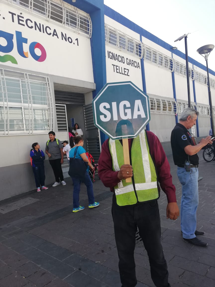 Hace servicio comunitario por multa. Foto: Reyna Santos