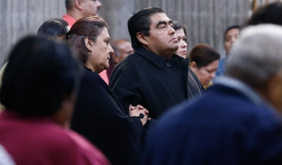 Acude Barbosa a misa encabezada por arzobispo en la catedral. (Especial)