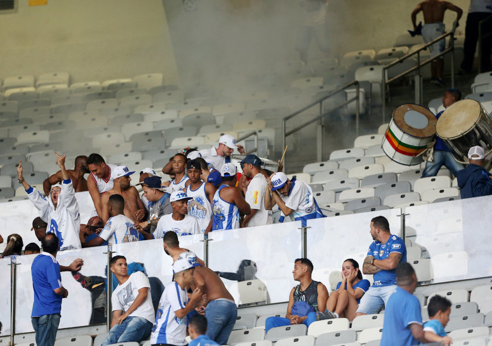 Aficionados de Cruzeiro provocaron disturbios tras el descenso del equipo a la Segunda División del futbol de Brasil (Reuters)