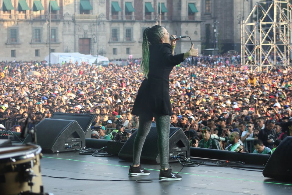 La cantante Ximbo en el Zócalo de la CdMx. (Tomado de @CulturaCiudadMx)