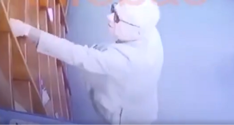 El embajador fue sorprendido intentado robar un libro. (Especial)