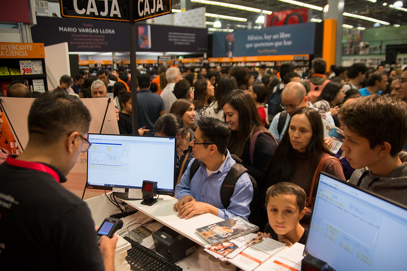 FIlas de lectores inundaron los stands de la FIL. (Foto: Paula Vázquez Córdova)