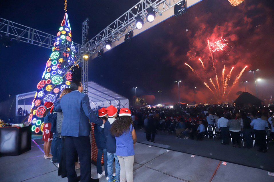 Gobernador realizó el encendido de pino navideño en Tamaulipas. (Especial)