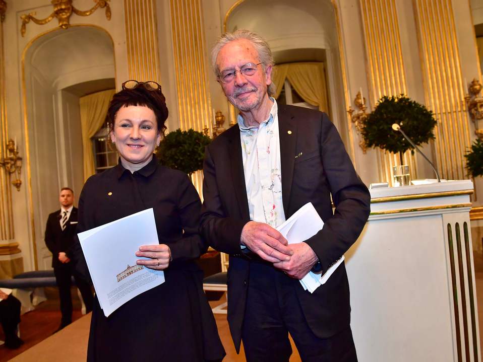 Olga Tokarczuk y Peter Handke después de sus conferencias Nobel en la Academia sueca de Estocolmo. (AFP)