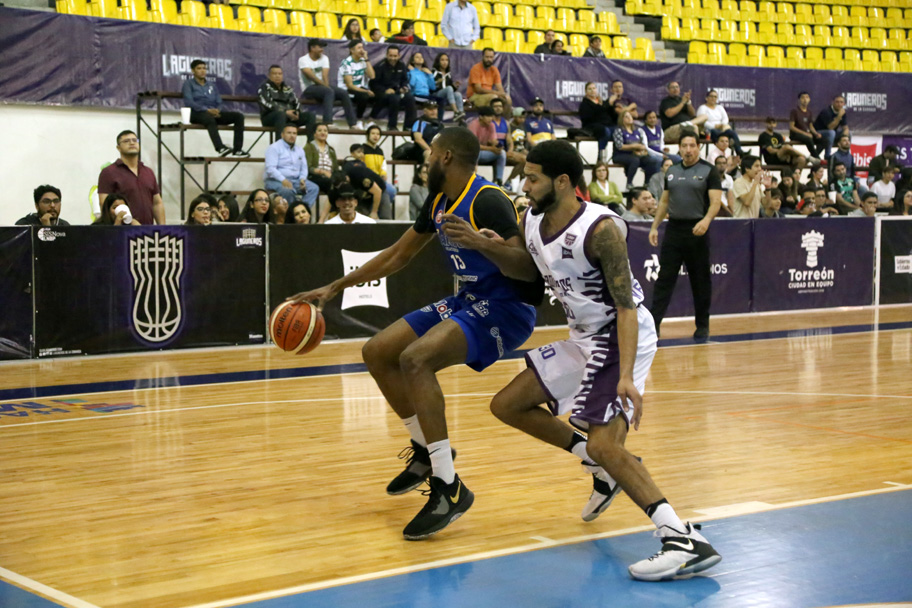 El partido se llevó a cabo este sábado en el Auditorio Municipal de Torreón. (Martín Piña)