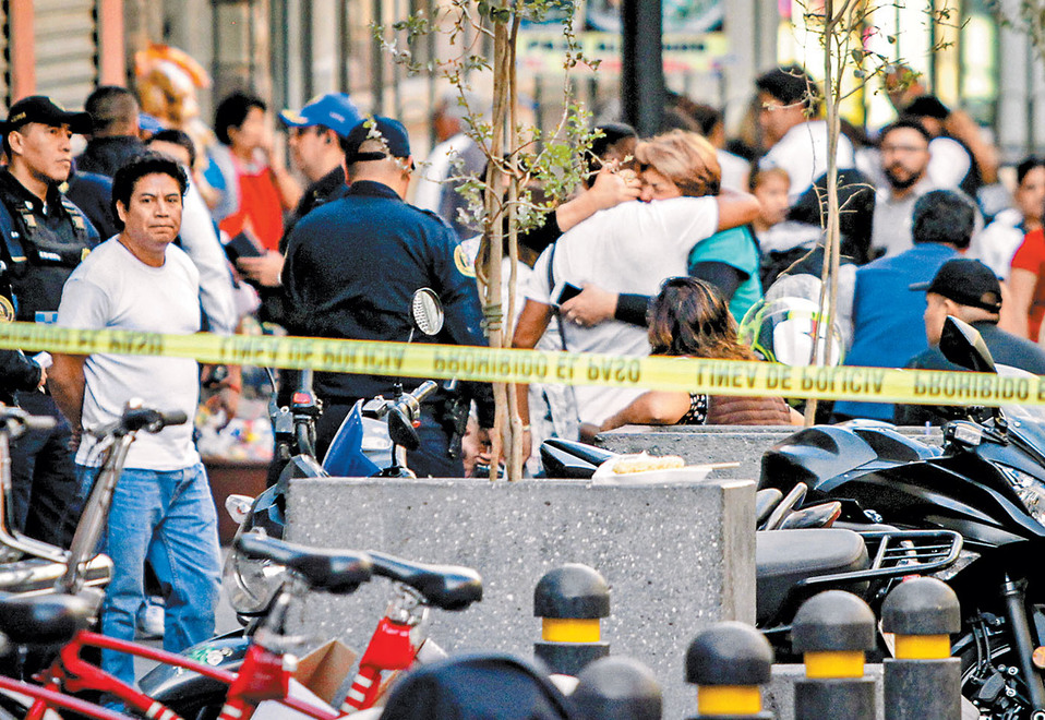 Policías resguardan el inmueble donde ocurrió el tiroteo ante el llanto de vecinos. (Notimex)