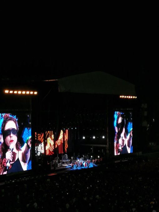 Previo al concierto, mujeres subieron al escenario. (Twitter sarah71911678)