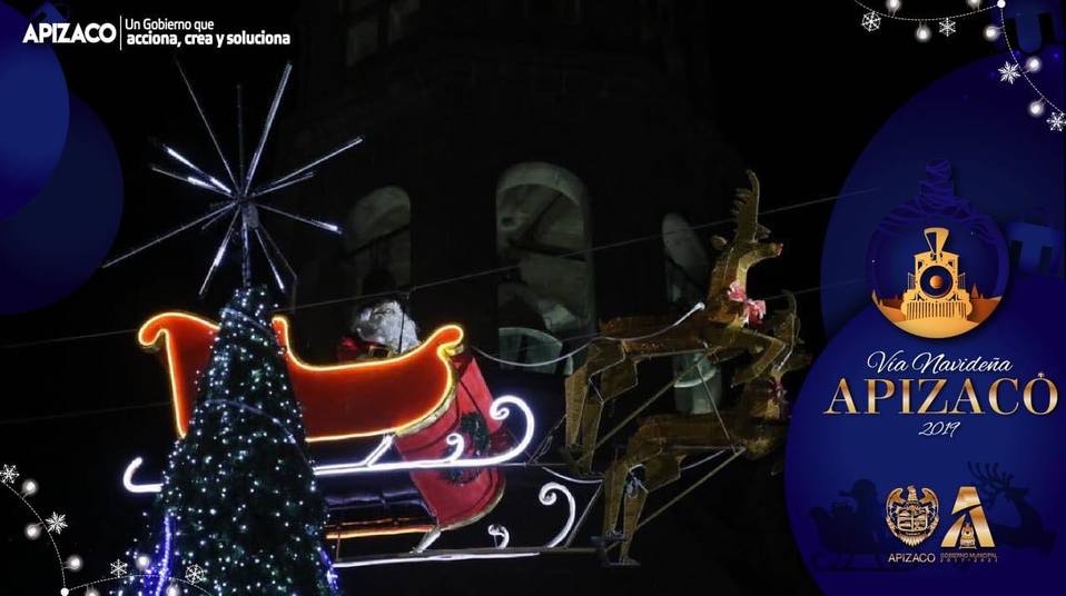 Santa Claus voló sobre su trineo en Apizaco. (Facebook)