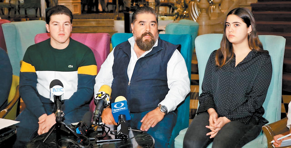 El senador de Movimiento Ciudadano, Samuel García, acompañado de los familiares de la víctima. (Especial)