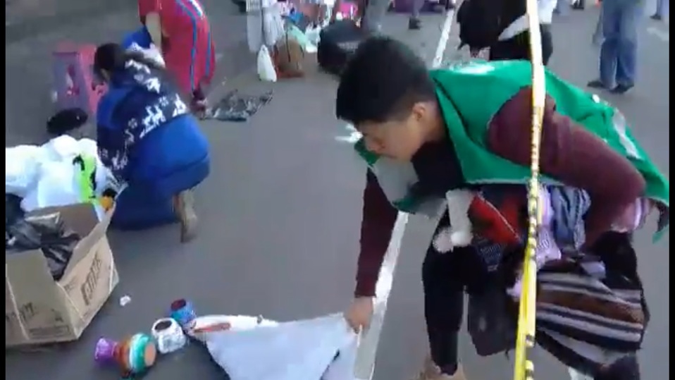 Trabajadores quitaron algunas artesanías a comerciantes en el Zócalo, de acuerdo con videos. (Captura de video)