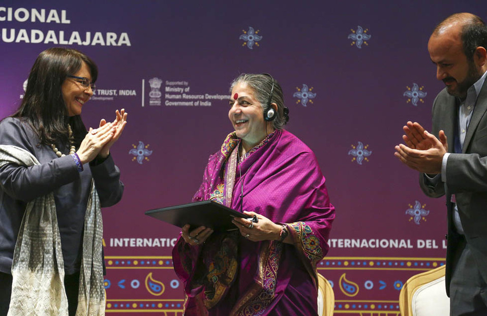 Vandana Shiva recibe el Reconocimiento Naturaleza, Sociedad y Territorio (Especial)