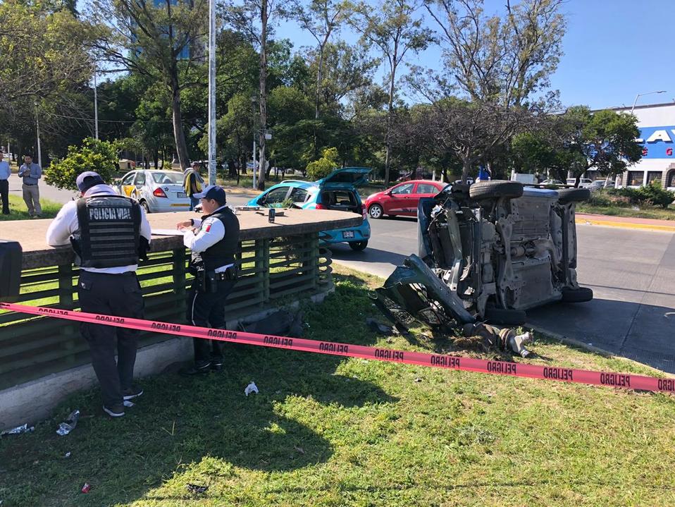 Un automóvil volcó sobre avenida mariano otero esquina López Mateos en Guadalajara. (Erick Breguer)
