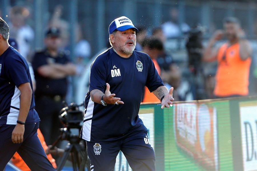 Diego Maradona sufre caída en pleno partido de Gimnasia y Esgrima La Plata (EFE)