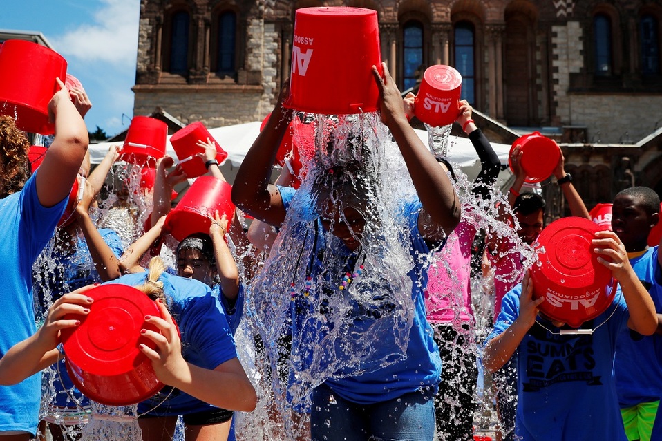 El Ice Bucket Challenge se viralizó en 2014 a favor de la lucha contra la esclerosis lateral amiotrófica. (Reuters)