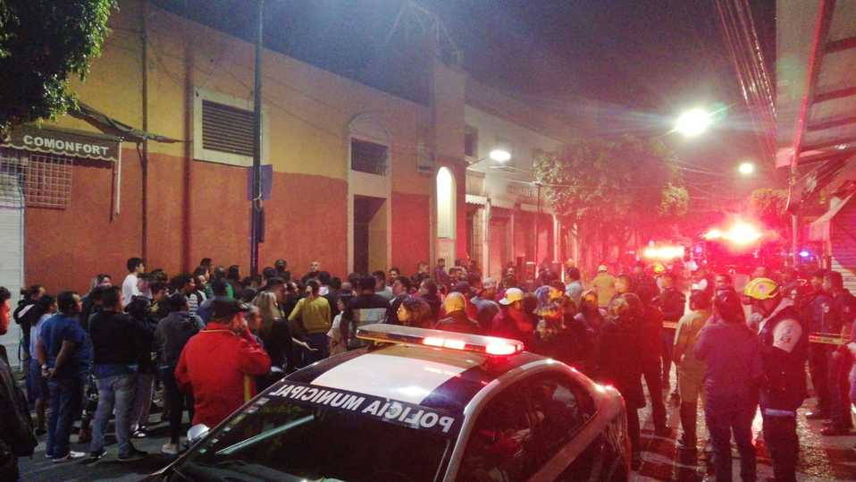 Mercado Comonfort en León se incendia; registran solo daños materiales. Especial.