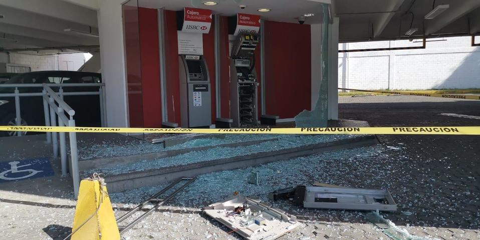 En menos de cuatro meses, unos sujetos robaron otro cajero automático de una sucursal bancaria. (Andrés Sánchez)