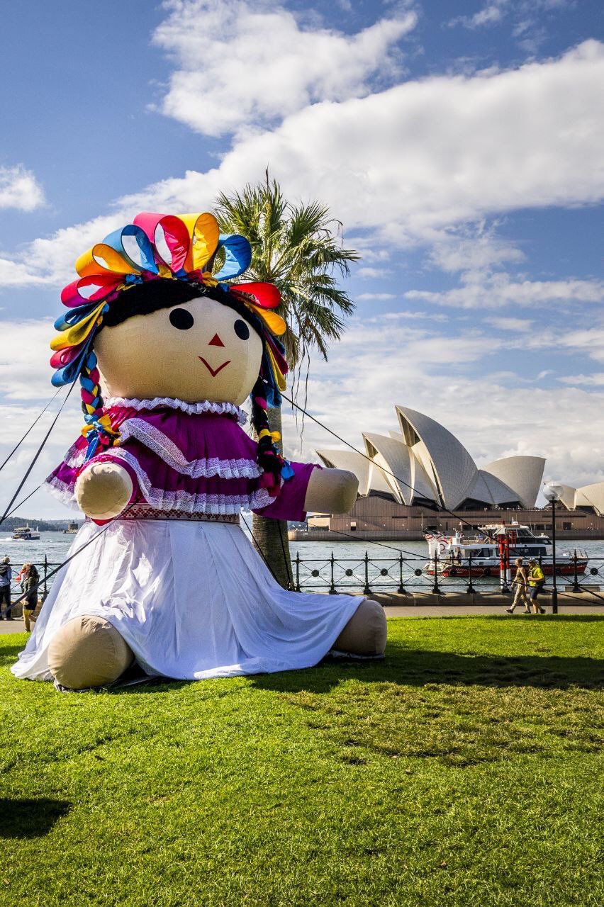 Muñeca otomí Ar Lele, en su viaje por Australia. (Tomado de @SECTUR_mx)