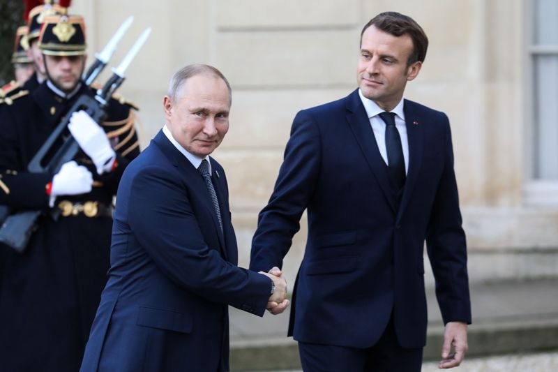 El presidente ruso (izq.) fue recibido en el Palacio del Eliseo por su par francés, Emmanuel Macron. (AFP)