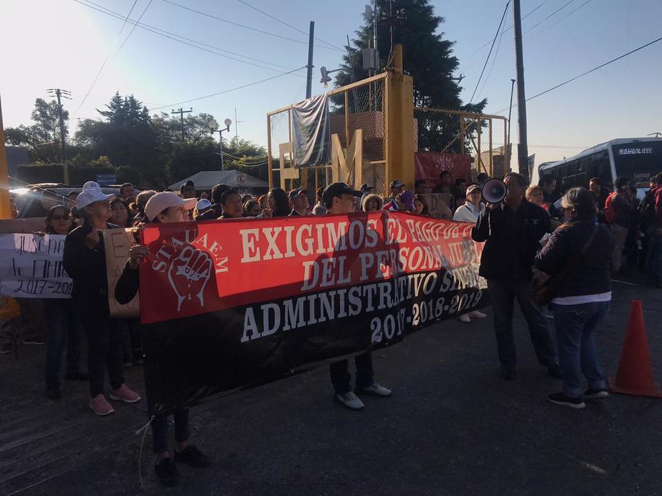 La protesta impide que alumnos y profesora ingresen a los espacios universitarios./ David Monroy