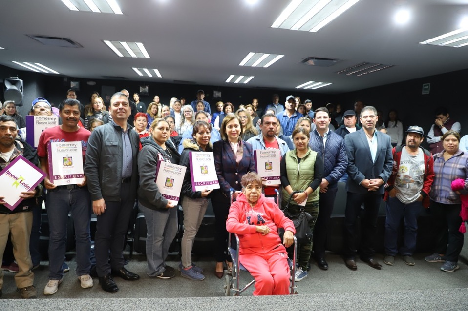 La alcaldesa Cristina Díaz, junto al titular de Fomerrey, Eugenio Díaz Amoroso, hizo entrega de las escrituras. Foto: Especial.