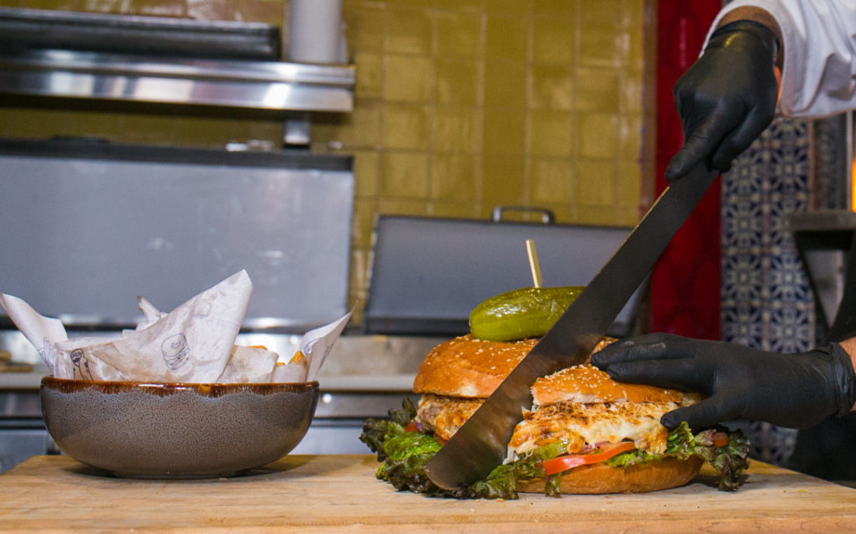 Uno de sus atractivos es su hamburguesa de más de un kilo, la cual es partida con un machete  (Cortesía)