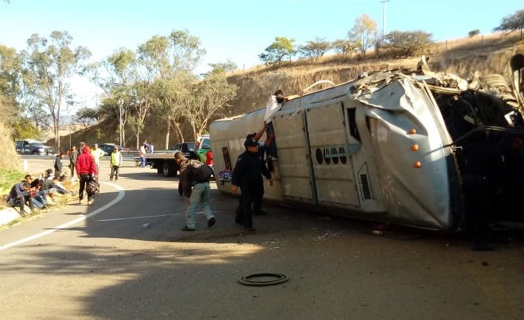 El camión volcó por el esceso de velocidad. (Óscar Rodríguez)