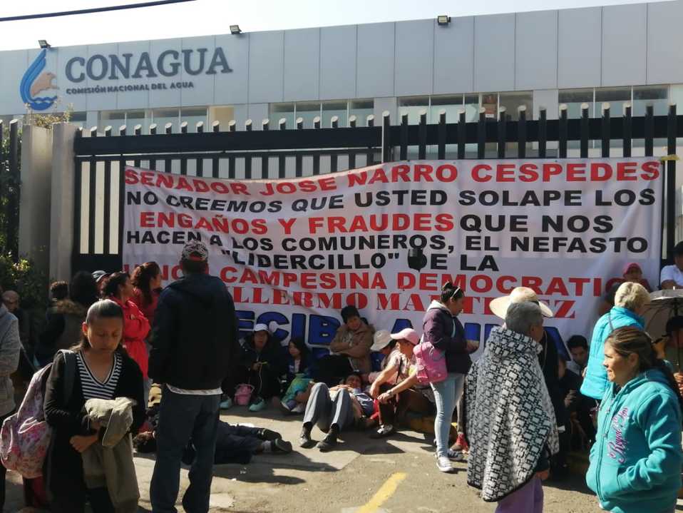 Campesinos bloquean instalaciones de Conagua. (Fanny Miranda)